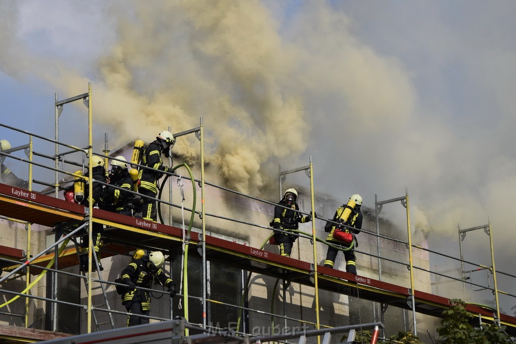 Dachstuhlbrand Koeln Poll Geislarerstr P097.JPG - Miklos Laubert